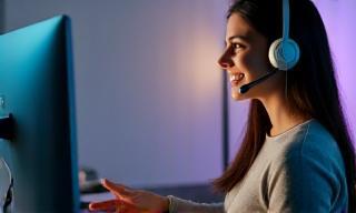 Customer support agent helping client online